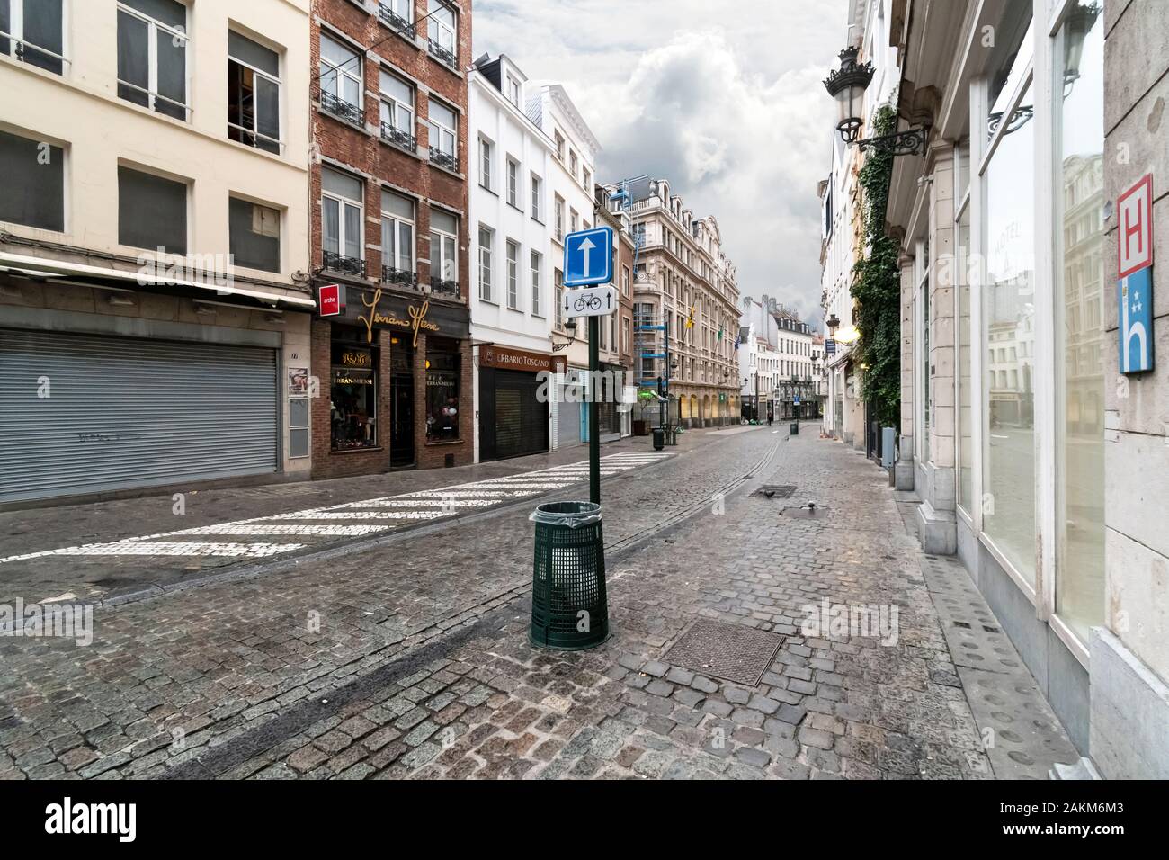 Eine leere Straße im historischen Zentrum von Brüssel, Belgien an einem bewölkten regnerischen Morgen. Stockfoto