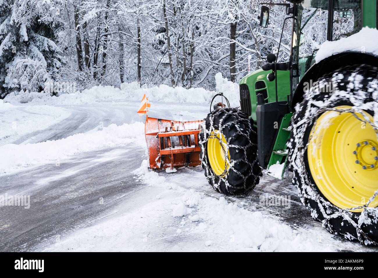 Schneereinigungsmaschine für den Traktor zum Entschneien von Schnee auf  einem Müllwagen. Schneepflug im Freien Reinigung Straße Stadt nach  Schneesturm oder Schneefall Stockfotografie - Alamy