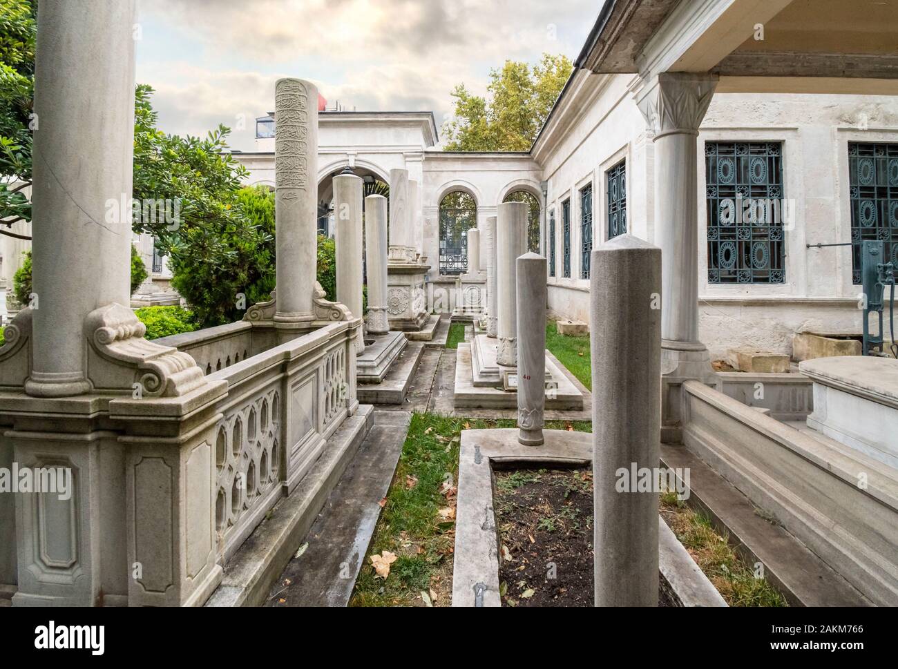 Historischen Innenhof der Ahmet Tevfik Pasa Grab mit Marmor Grabsteine, Gräber und Gedenkstätten gefüllt der Türkei zum Fürsten und Sultane. Stockfoto