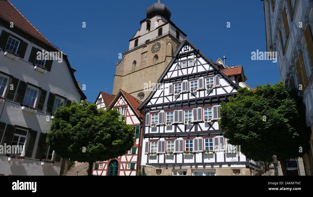 Stiftskirche und Fachwerkhaus Stockfoto