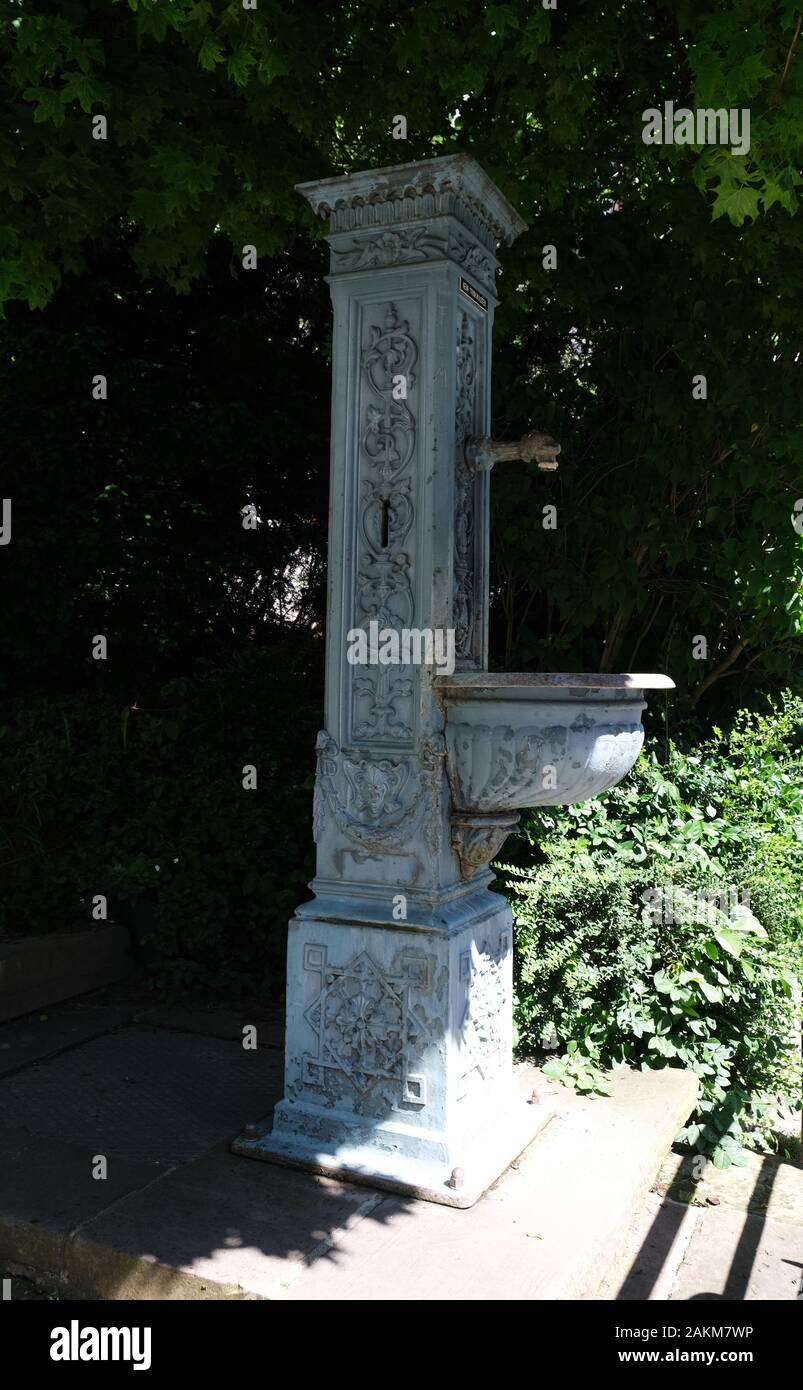 Freistehender Gusseiserner Trinkbrunnen Stockfoto