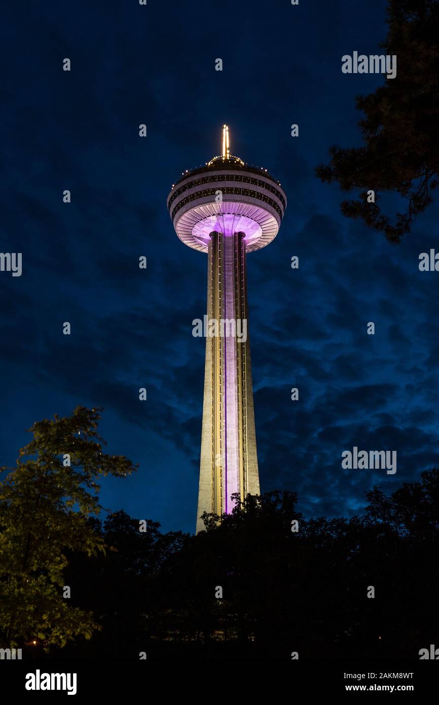 Skylon Tower bei Nacht in Niagara Falls, Kanada Stockfoto