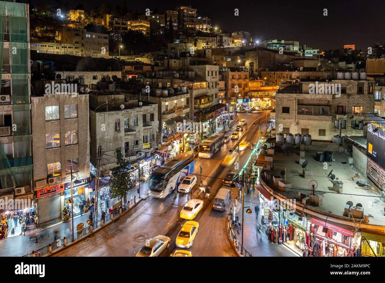 Amman, Jordanien - Dachterrasse mit Blick auf die Stadt bei Nacht Stockfoto