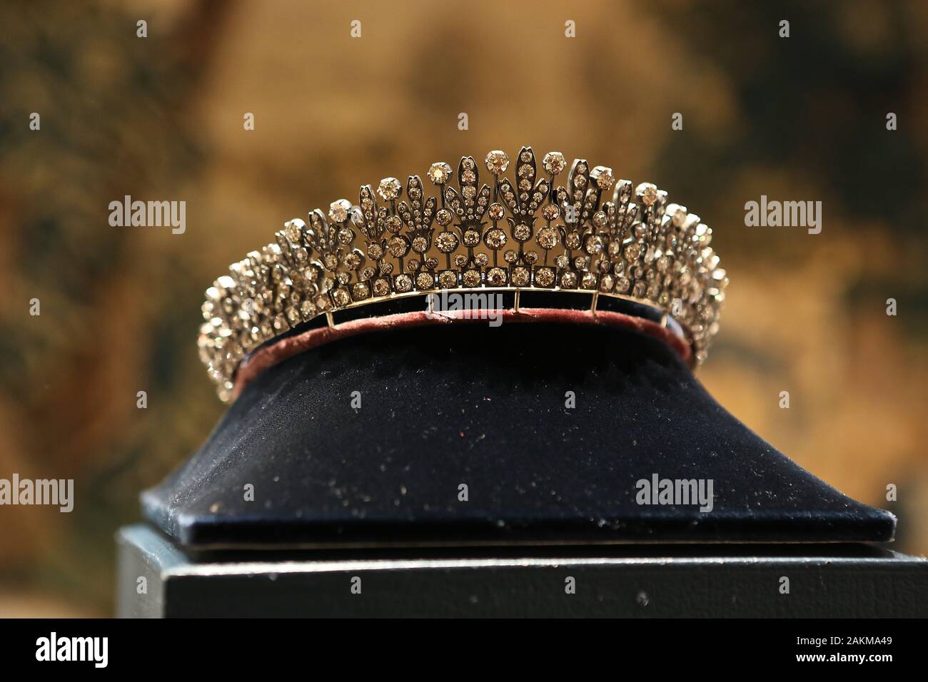 Dieses "Stück" wird wahrscheinlich durch die "Queen Mary's Collingwood Fringe Tiara' als Geschenk von der Queen Victoria zu den Fürsten Maria auf ihrer Hochzeit zu King George V 1893 gegebenen inspiriert worden zu sein. Seit 1893, der "Queen Mary's Collingwood Fringe Tiara' wurde angepasst und (stilistisch) durch die verschiedenen Royal Mitglieder, die diese Tiara geerbt haben, geändert. Derzeit das Stück bleibt als Teil Ihrer Majestät der Königin Königliche Sammlung von Edelsteinen, die in 494 Natürliche geschliffene Diamanten. Diese spektakuläre' Halskette - Tiara' hat "Europäische Markenzeichen' auf den Verschluss, die angibt, dass das ist plausibel ein Stockfoto