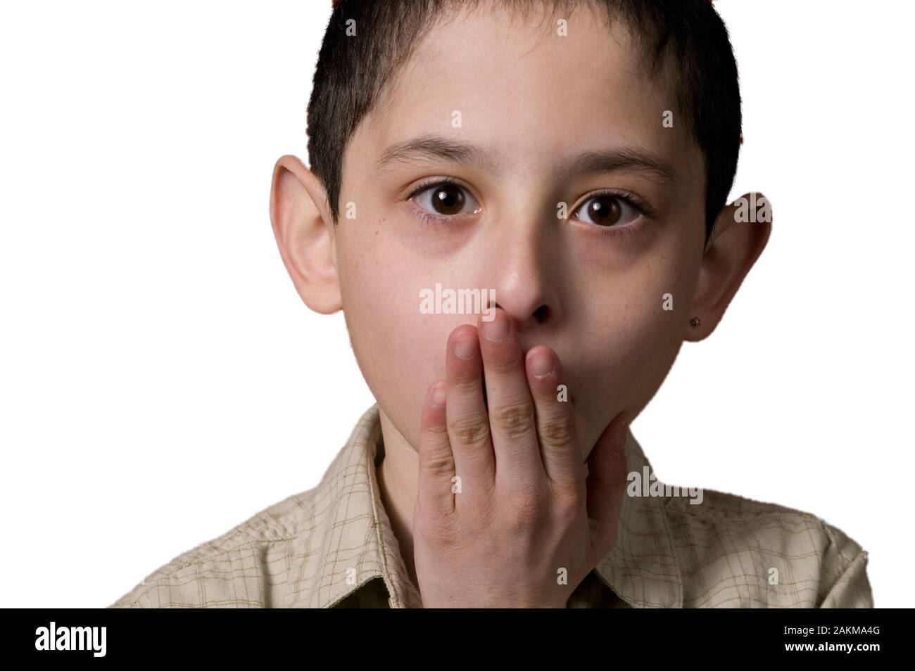 Geeky suchen Junge mit einer Hand über den Mund Porträt auf weißem Hintergrund Stockfoto