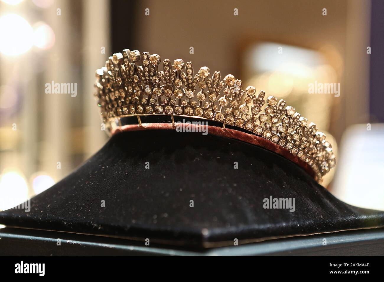 Dieses "Stück" wird wahrscheinlich durch die "Queen Mary's Collingwood Fringe Tiara' als Geschenk von der Queen Victoria zu den Fürsten Maria auf ihrer Hochzeit zu King George V 1893 gegebenen inspiriert worden zu sein. Seit 1893, der "Queen Mary's Collingwood Fringe Tiara' wurde angepasst und (stilistisch) durch die verschiedenen Royal Mitglieder, die diese Tiara geerbt haben, geändert. Derzeit das Stück bleibt als Teil Ihrer Majestät der Königin Königliche Sammlung von Edelsteinen, die in 494 Natürliche geschliffene Diamanten. Diese spektakuläre' Halskette - Tiara' hat "Europäische Markenzeichen' auf den Verschluss, die angibt, dass das ist plausibel ein Stockfoto