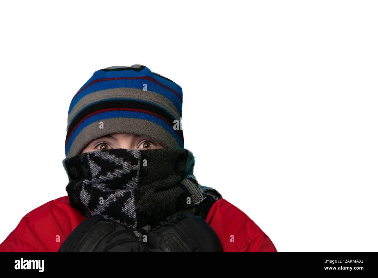 Junge Junge, im Winter Bekleidung Portrait auf einen weißen Hintergrund gebündelt Stockfoto