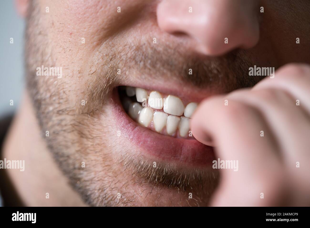 Nahaufnahme eines Geschäftsmannes Beißen seiner Fingernagel Stockfoto