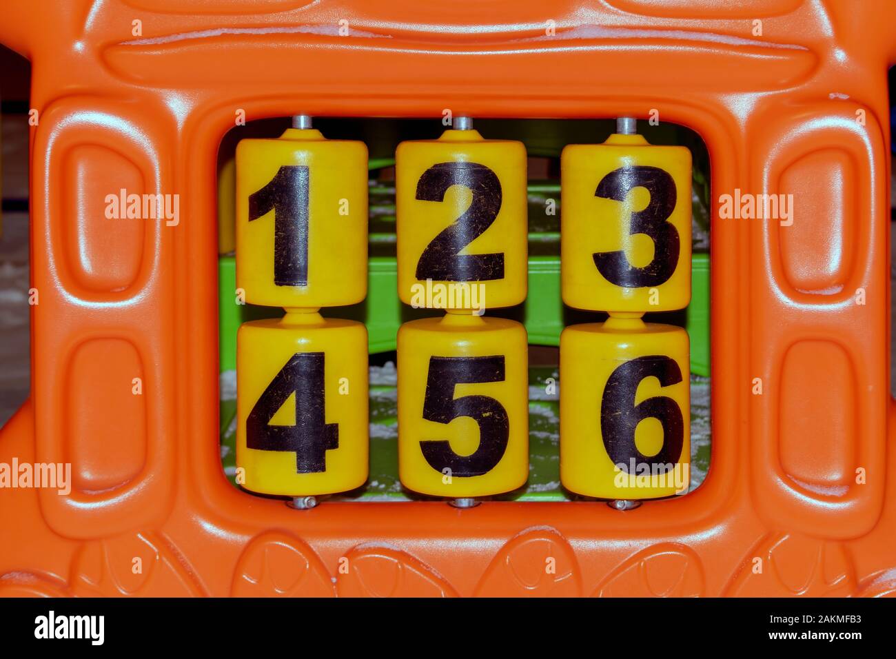 Fragment einer mehrfarbigen panel Spiel Komplex für Kinder mit Zahlen. Stockfoto