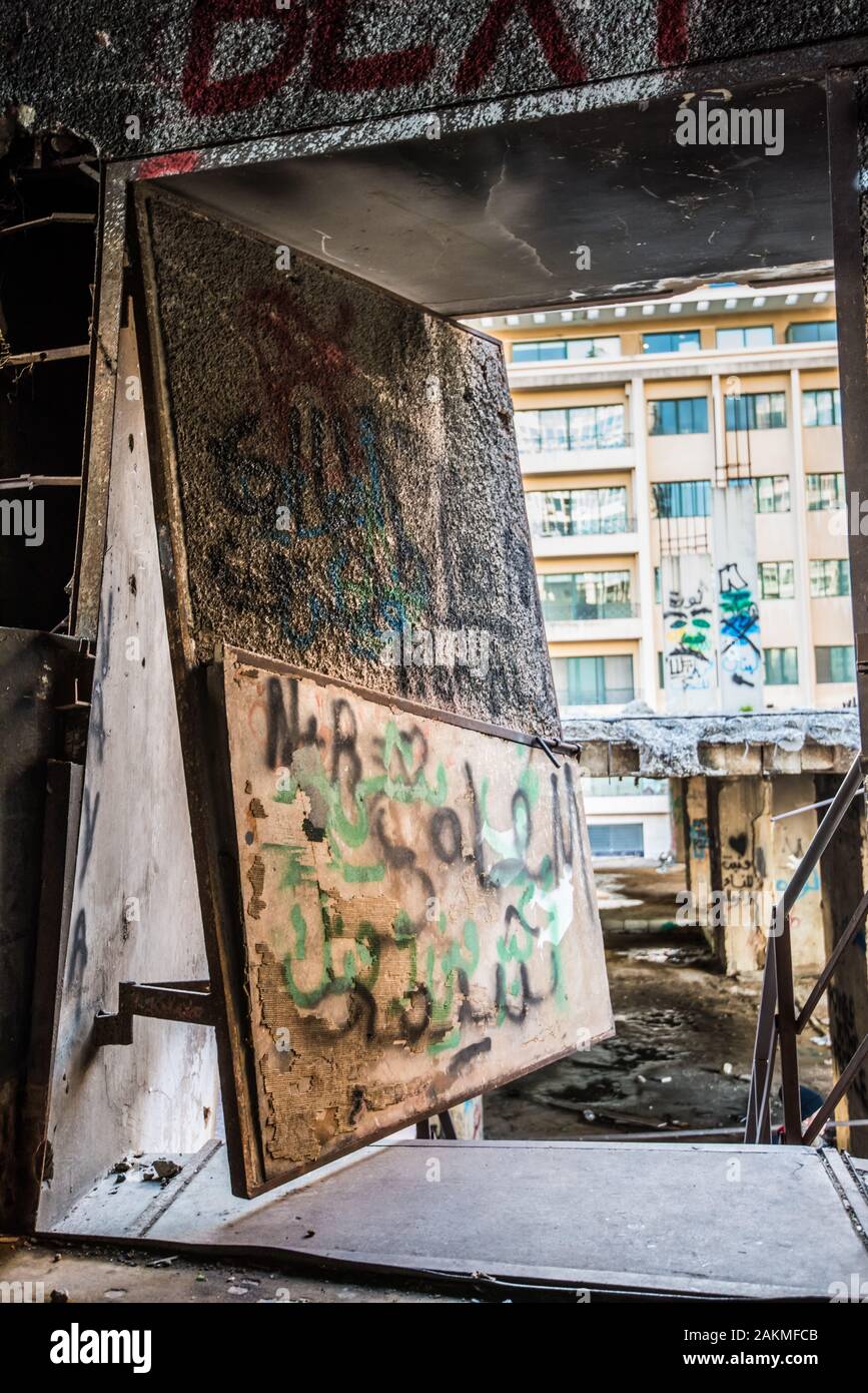 Das Ei, oder der Dom, ist ein unvollendetes Kino Struktur im Jahr 1965 in Beirut, Libanon. Sein Bau wurde während des libanesischen Bürgerkriegs unterbrochen Stockfoto