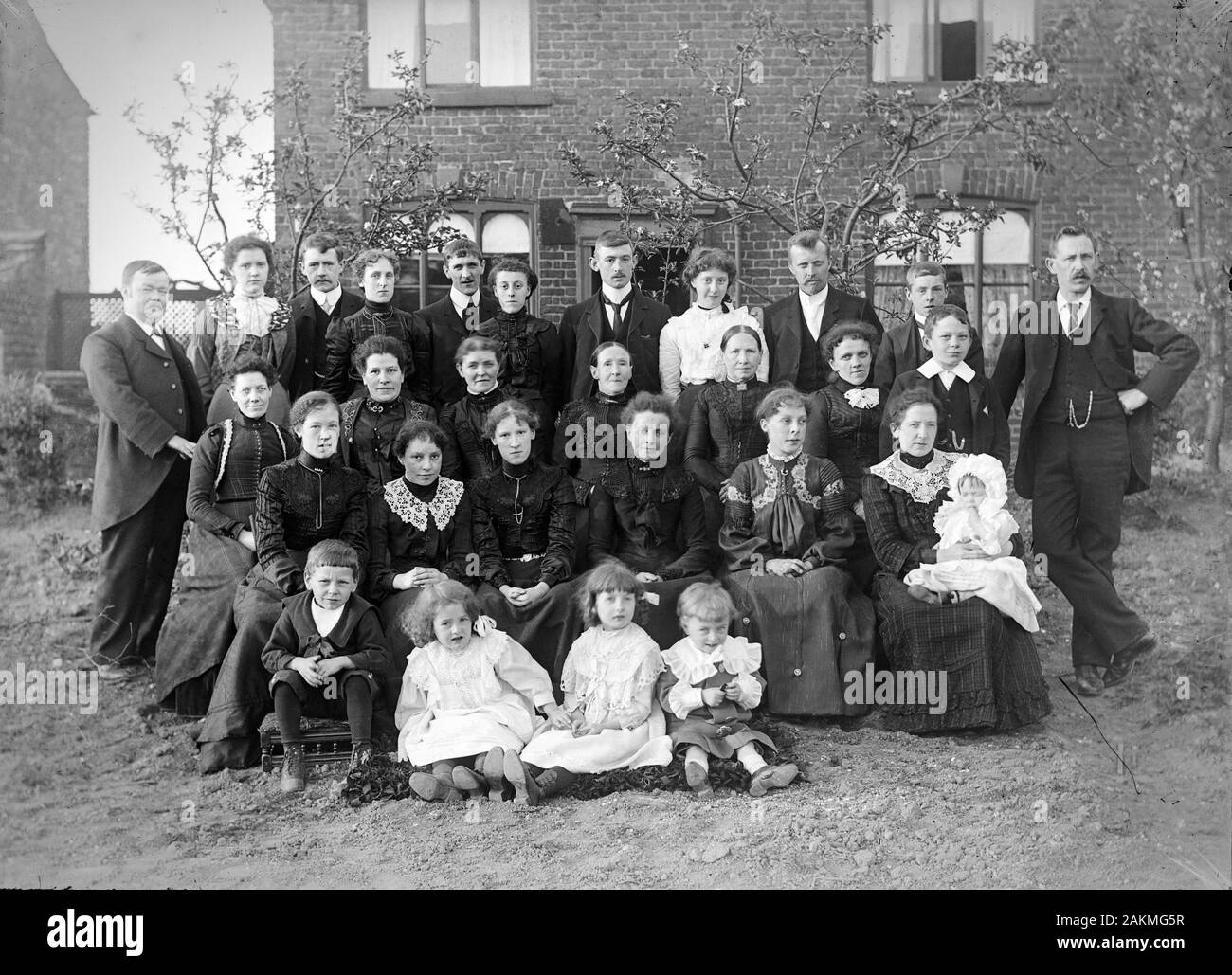 Edwardian Familie Gruppenfoto mit Erwachsenen und Kindern, um 1910. Direkt aus einem Glas Negative gescannt. Stockfoto