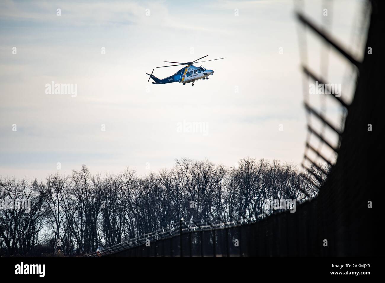 Philadelphia, PA/USA. Ein Polizei helicoptor kommt in Philadelphia am North East Flughafen zu landen. Januar 09, 2020. Quelle: Chris Baker gleicht. Stockfoto