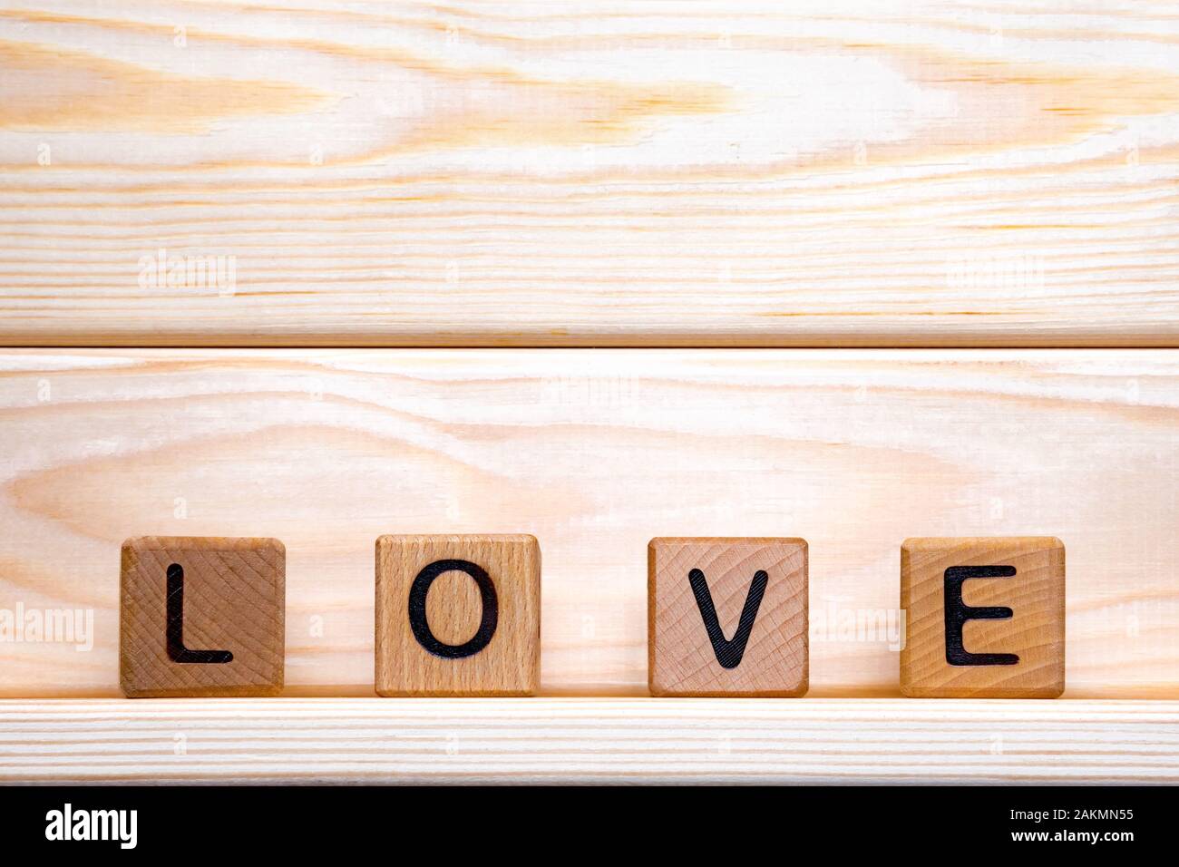 Das Wort Liebe. Liebe auf Holz Würfel. Love Theme. Valentinstag. Holz  Buchstabe Bausteine mit Wort Liebe. Liebevoll, positive Emotionen. Holz  Würfel mit Word Stockfotografie - Alamy