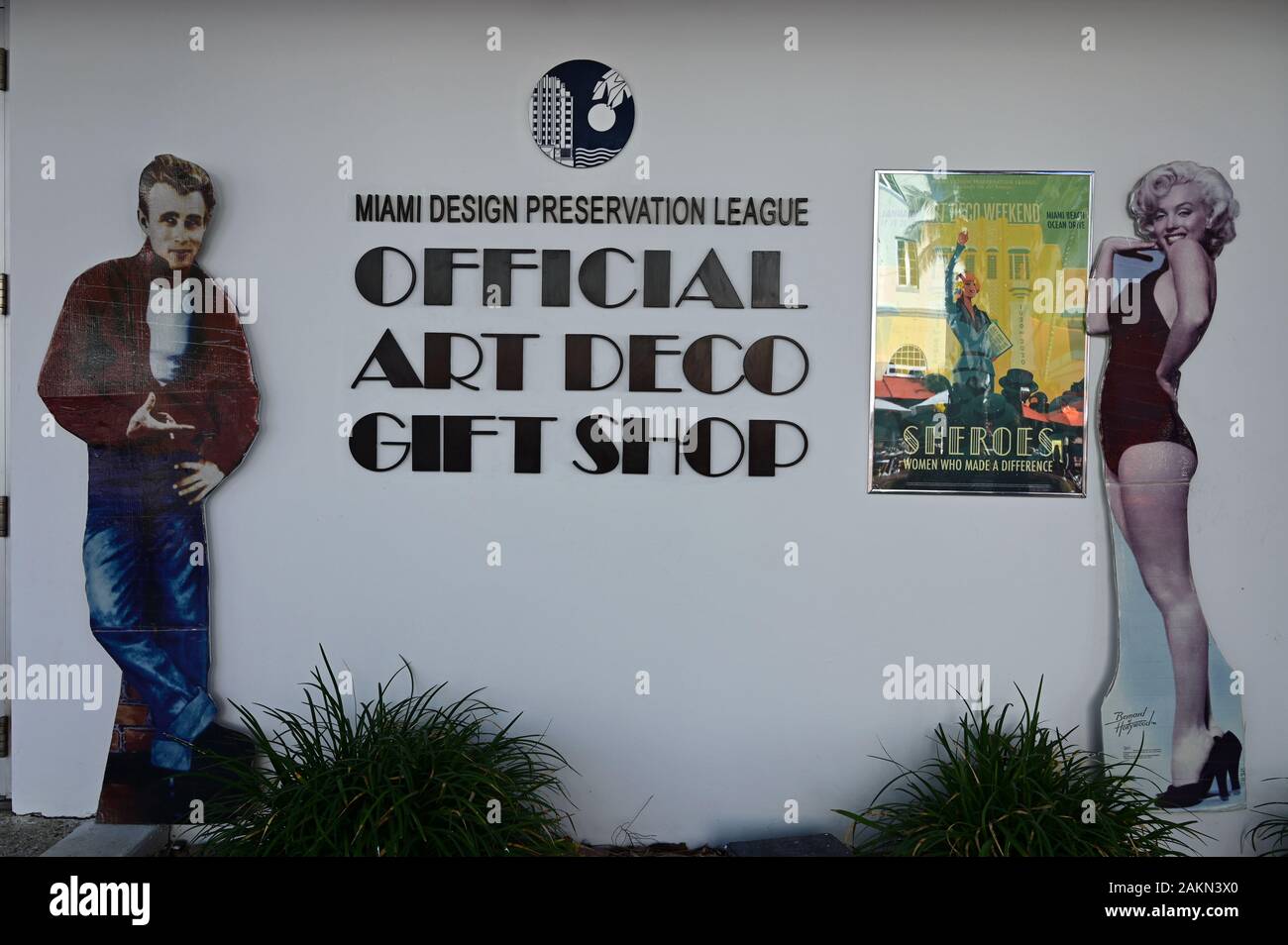 Miami Beach, Florida - Januar 5, 2020: Offizielle Art Deco Geschenk Shop Wand mit Bildern von James Dean und Marilyn Monroe am Ocean Drive. Stockfoto