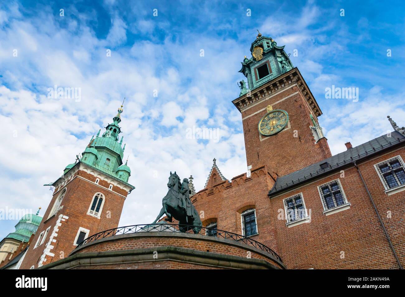 Krakau, Polen - Juni 2019: Blick auf den Wawel Schloss und Kathedrale in Krakau, Polen, eine populäre historische Architektur für Touristen. Stockfoto