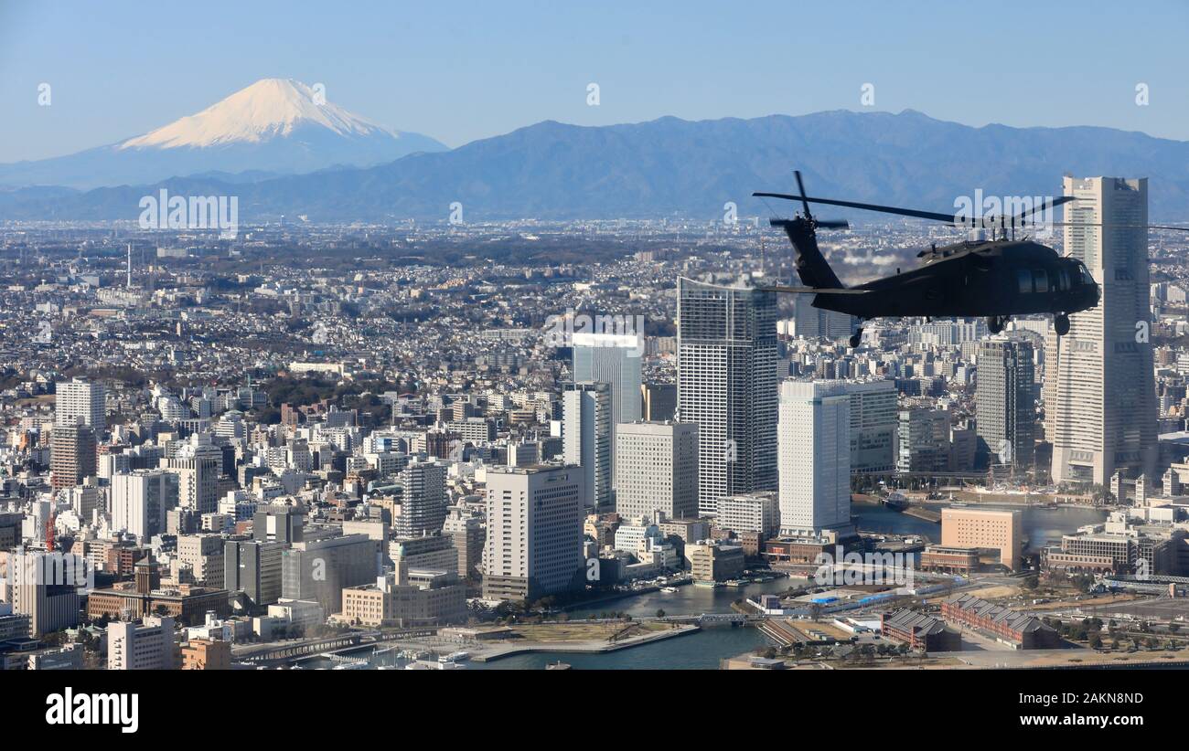 Soldaten, die in der U.S. Army Aviation Battalion Japan steigen in den Himmel in ein UH-60 Black Hawk Hubschrauber bei einer gemeinsamen Übung mit Japan Masse Verteidigung-kraft Mitglieder taktische Flugbetrieb während im Camp Zama, Japan Jan. 9 zu proben. Die U.S.-Japan Alliance ist der Grundpfeiler einer freien und offenen indopazifischen Region zu gewährleisten. Stockfoto