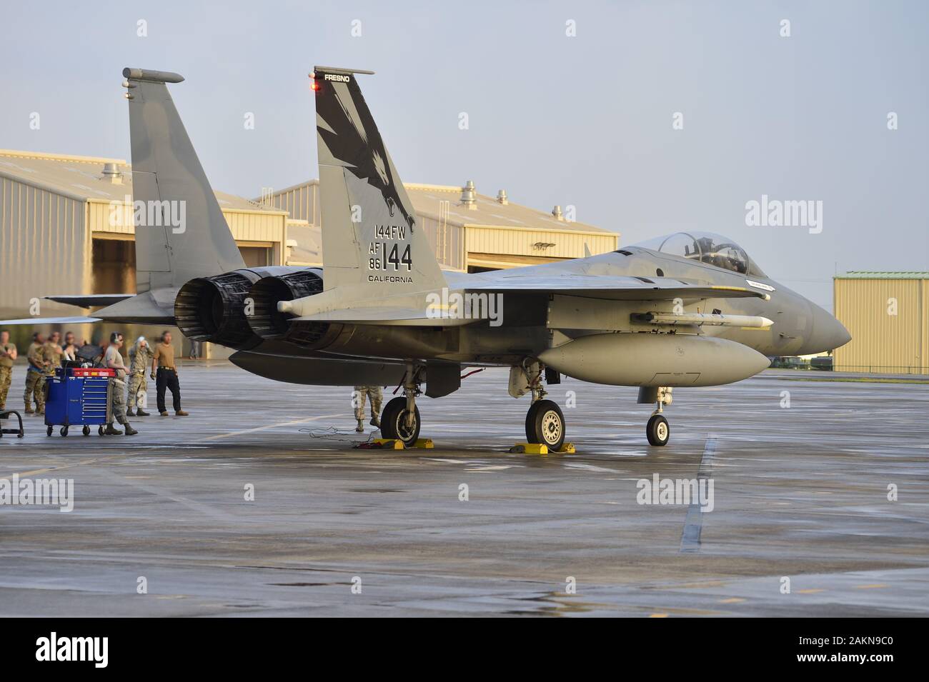 Mannschaft Leiter von Die 144 Fighter Wing Vorbereiten einer F-15C Eagle fighter Jet für den Morgen mission auf der ersten fliegenden Tag der Sentry Aloha 20-1, Jan. 08, 2020 Joint Base Pearl Harbor-Hickam, Hawaii. Sentry Aloha bietet die Air National Guard, der U.S. Air Force und DoD Amtskollegen eine facettenreiche, gemeinsamen Schauplatz mit Unterstützung der Infrastruktur und Personal, berücksichtigt aktuelle, realistische integrierte Ausbildung. (Air National Guard Foto von Master Sgt. Charles Vaughn) Stockfoto