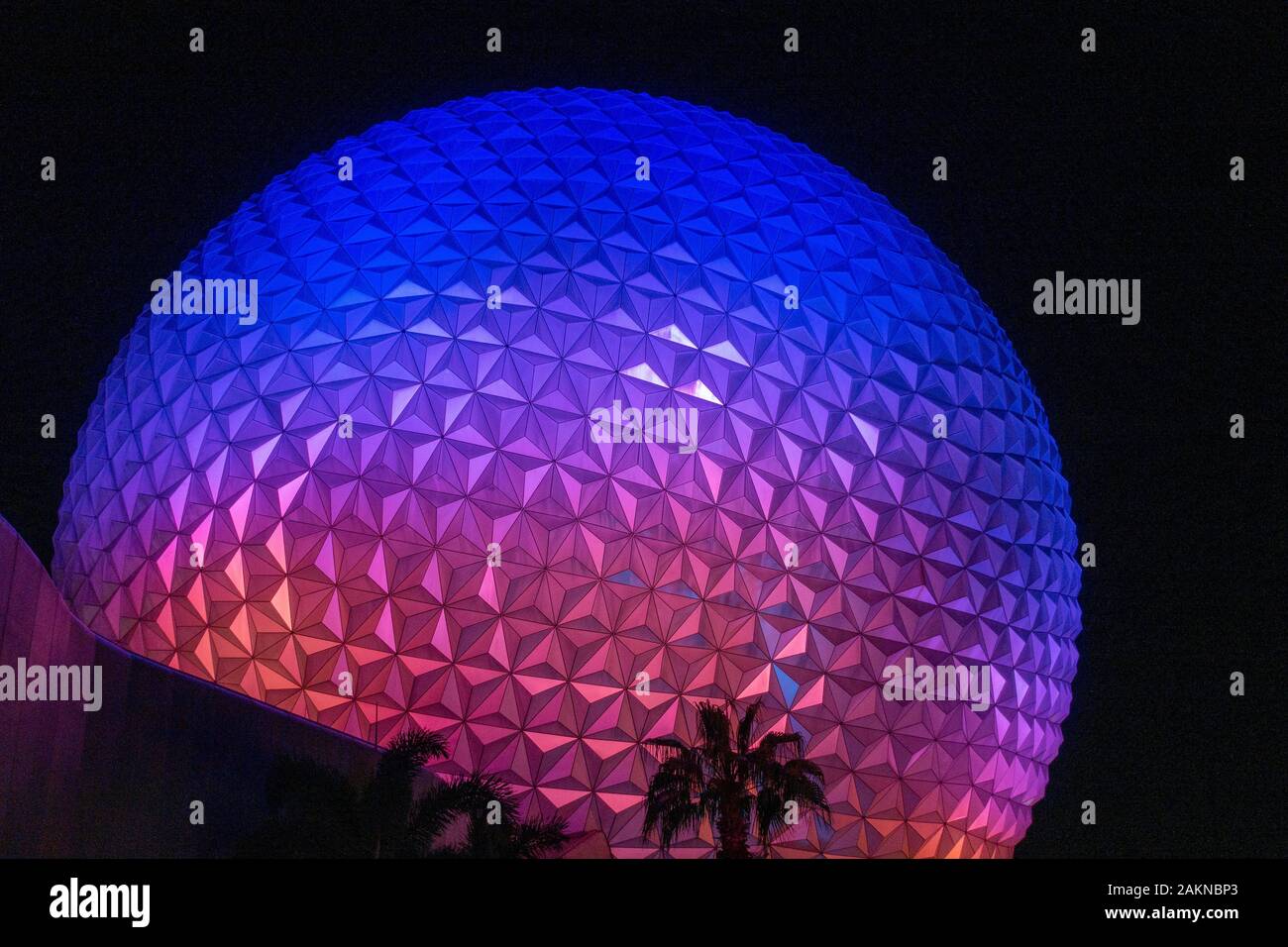 Außerhalb der "Raumschiff Erde" Fahrt in Epcot in Disney World, Orlando, Florida, USA. Stockfoto