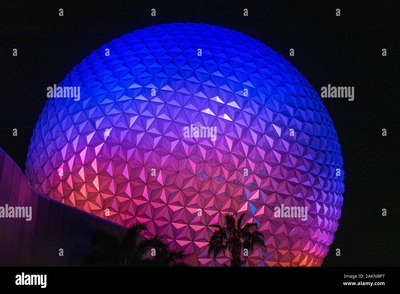 Außerhalb der "Raumschiff Erde" Fahrt in Epcot in Disney World, Orlando, Florida, USA. Stockfoto