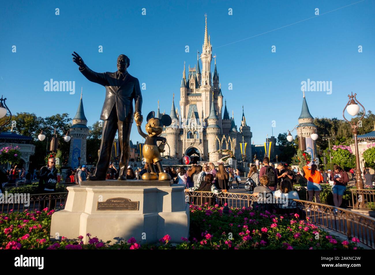 Walt Disney und Mickey Mouse Statue vor Cinderella's Castle in Orlando, Florida. Stockfoto