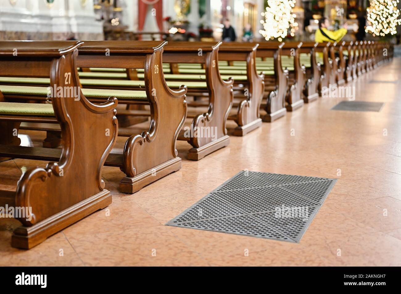 Mannheim, Deutschland. 09 Jan, 2020. Das Raster einer Heizung Welle in der Jesuitenkirche vor kirchenbänke gesehen werden. Sind Kirchen nicht genug geheizt? Dieser Eindruck wird verstärkt durch die vielen Gläubigen in der kalten Jahreszeit - zum Beispiel zu Weihnachten Massen. (Dpa: "Kalte Kirchen: Warum Kirchen schwer im Winter die Wärme') Credit: Uwe Anspach/dpa/Alamy leben Nachrichten Stockfoto