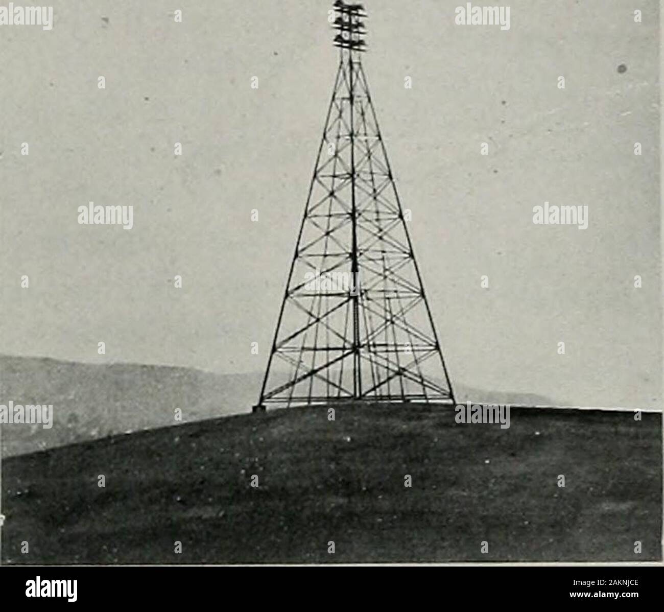 Pacific Gas und elektrische Magazin. chespower berücksichtigt werden, kann man eine Zeit ohne interruptingthe lineat Service. Wenn groundingswitches geschlossen wurden auf den Enden der Parkbremseam, der die Macht hat, dann, dass beentaken Kabelsatz issafe Für die Inspektion zu nähern. Die Mitarbeiter fromentering der falschen Anker-Haus oder das Berühren der Hoi an setof Kabeln zu verhindern, Türen auf thetowers und in der Anker - Häuser, andare stets verschlossen platziert worden sind. Die keysare gehalten, die Schlösser der groundingswitches und freigegeben sind nur bei thegrounding Schalter geschlossen sind. Nach Schlüssel ist Stockfoto