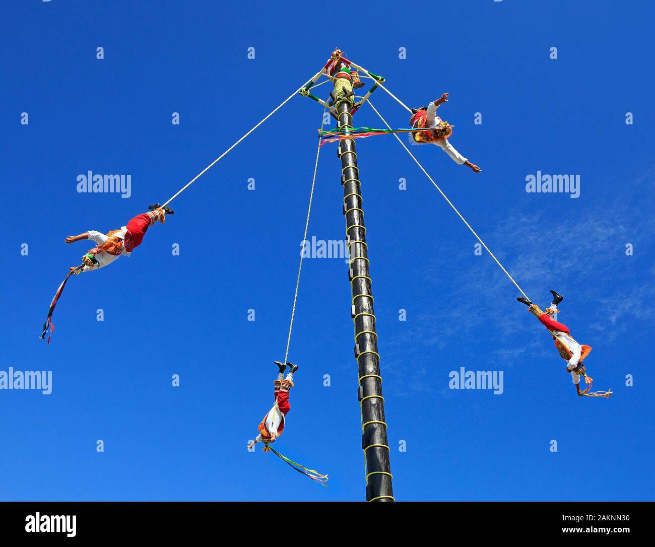Die voladores, oder Flyer. Sie klettert eine sehr hohe Pole ihre Taille an Seilen um den Mast gewickelt und dann springen Sie elegant Fliegen ein Stockfoto