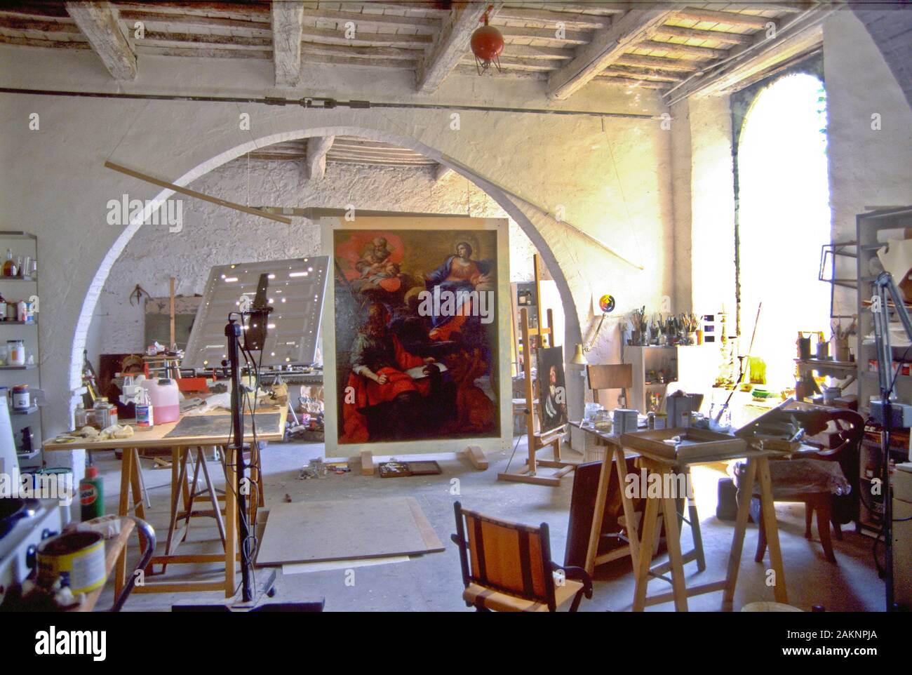 Ein Restaurator Studio in der Toskana zeigt die Werke in Fortschritte mit einer Alle erforderlichen Instrumente zu vervollständigen. Stockfoto