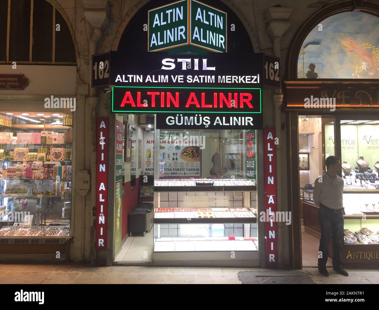 Istanbul, Türkei. Nov, 2019 20. Außenansicht eines kleinen Shop (l) im Großen Basar von Istanbul, die durch ein Gericht am 10.01. versteigert werden. 2020. Nach Angaben der Medien, der im Angebot ist 12 Millionen Lira - rund 1,8 Millionen Euro. Der Shop ist nur ca. 9 Quadratmeter, aber auf einer Hauptstraße in der berühmten Jahrhunderte-alten Markt befindet. (Dpa Abdeckung der Basar) Credit: Christine-Felice Röhrs/dpa/Alamy leben Nachrichten Stockfoto