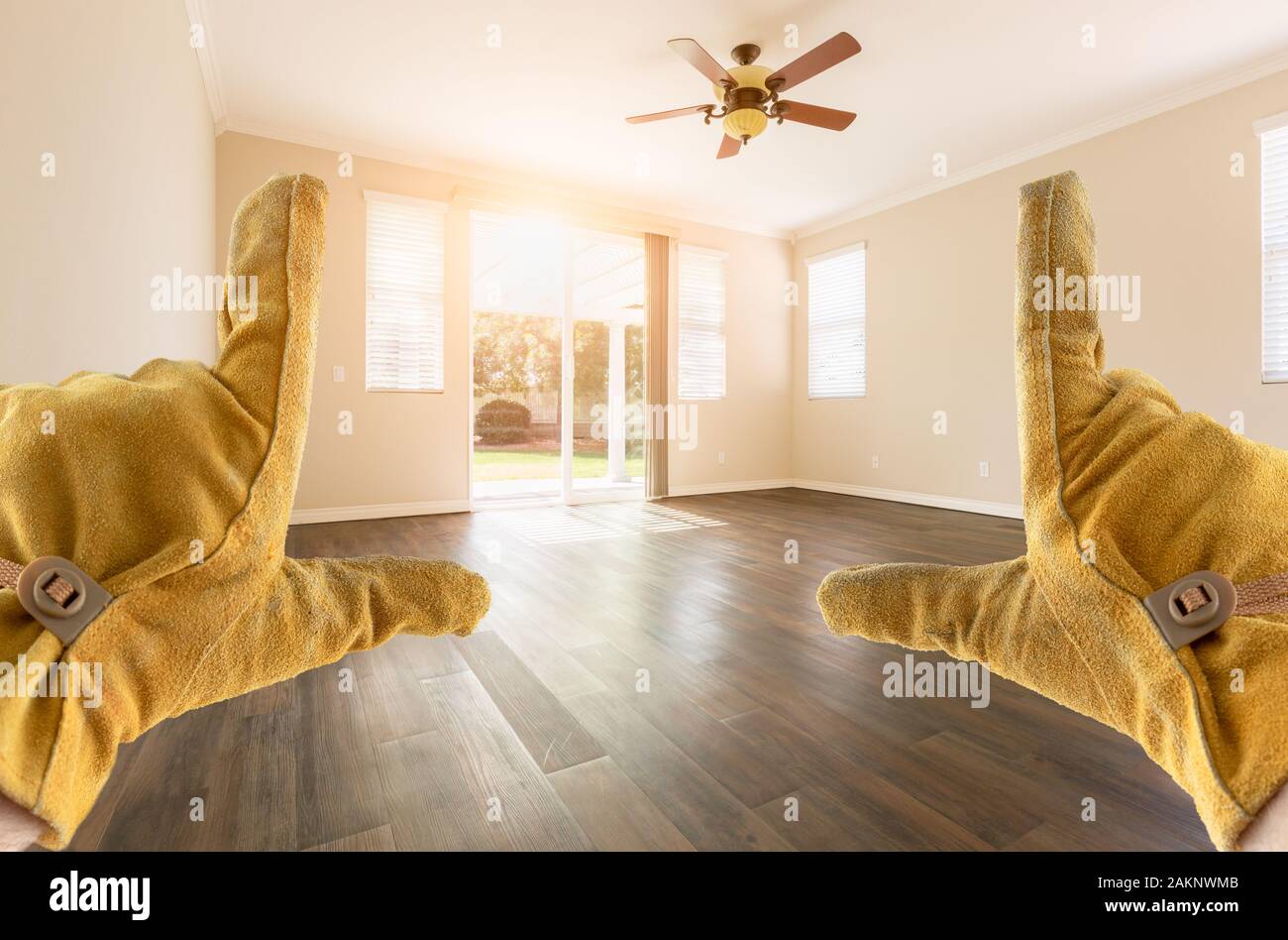 Auftragnehmer Hände in Leder Handschuhe Framing leeren Raum des Hauses. Stockfoto