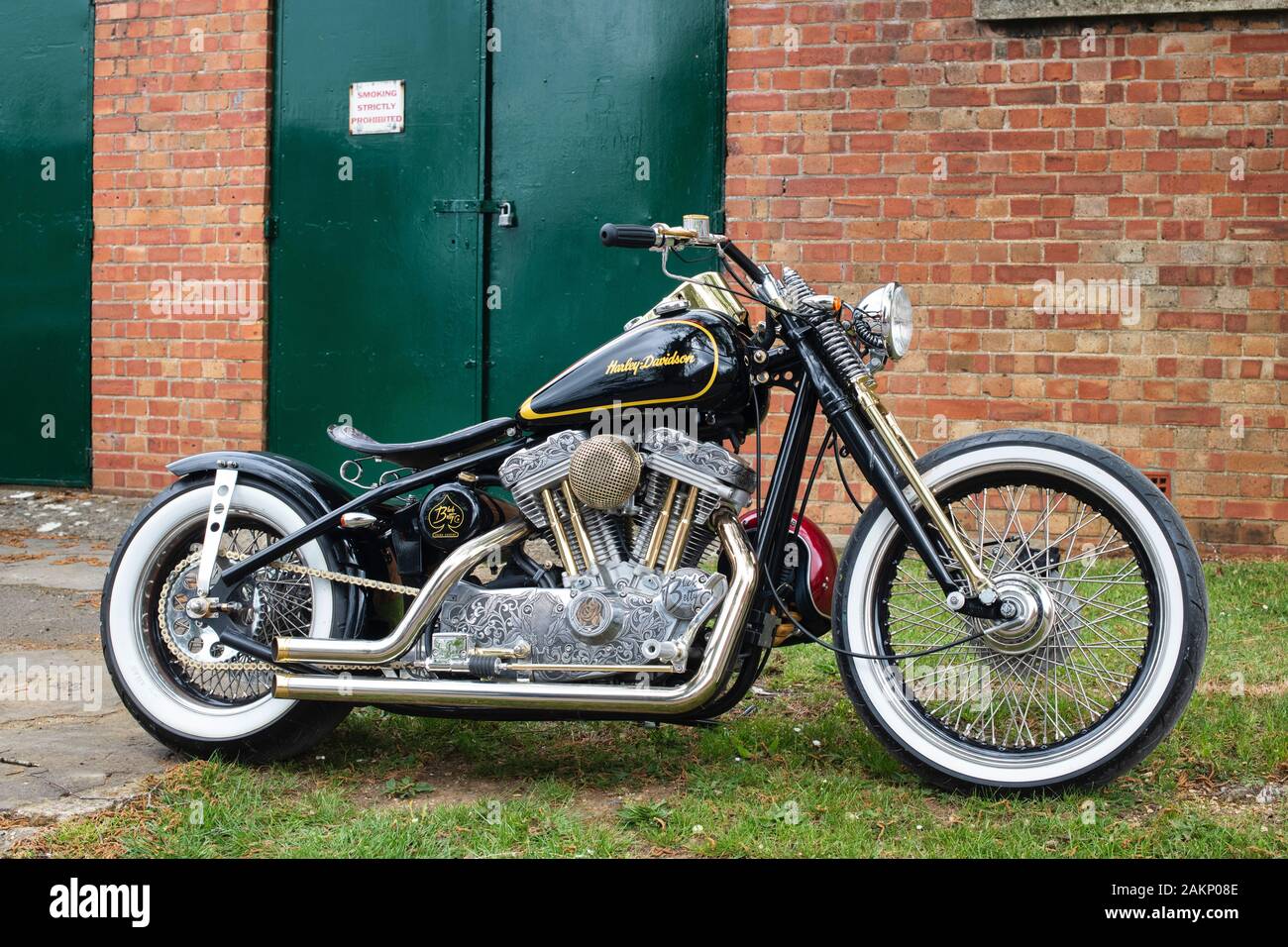 Custom Harley Davidson Motorrad an der Bicester Heritage Center 'Drive es Tag'. Bicester, Oxfordshire, England Stockfoto