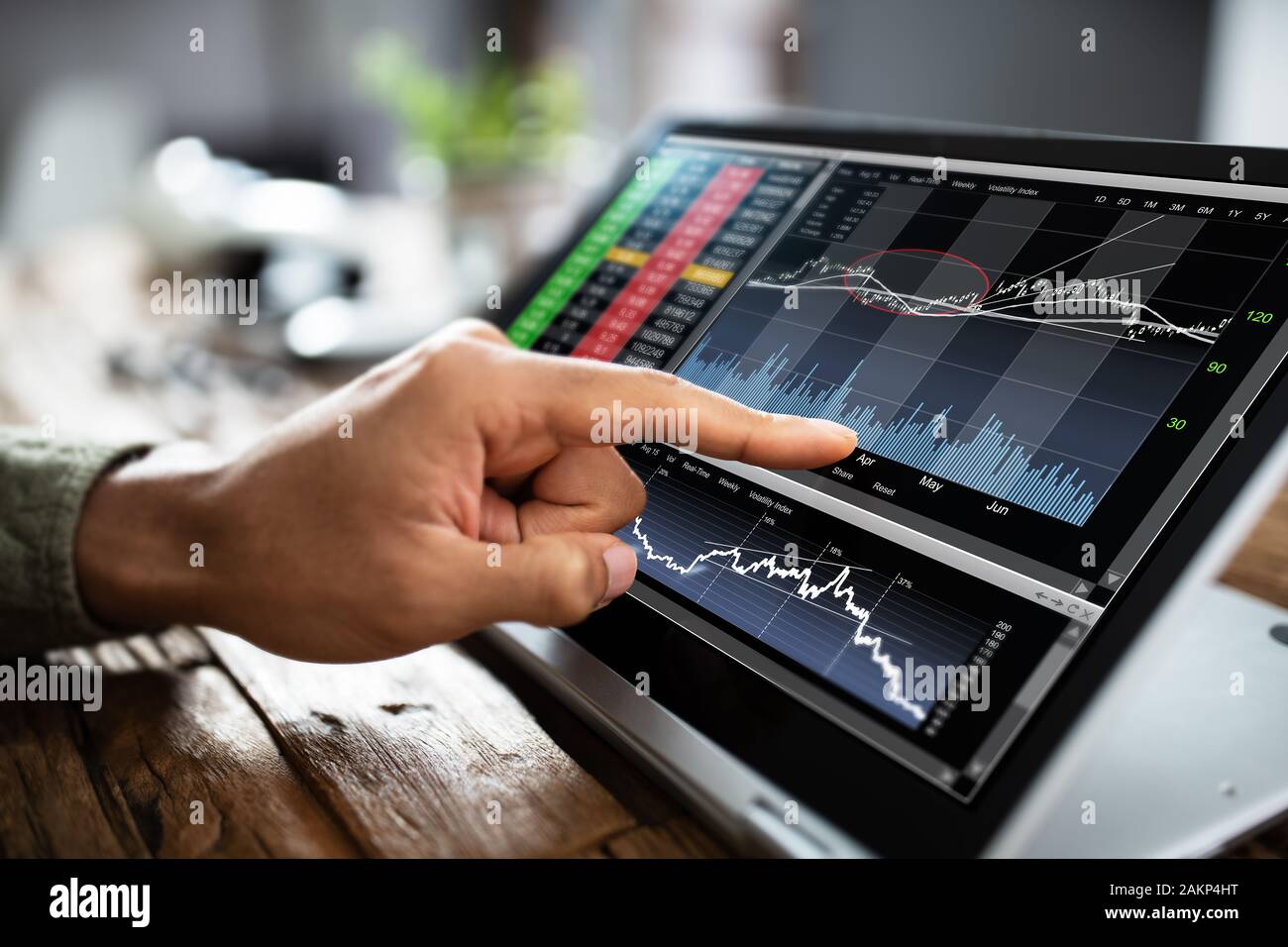 Nahaufnahme eines Stock Market Research Hand in Diagrammen auf Laptop Stockfoto