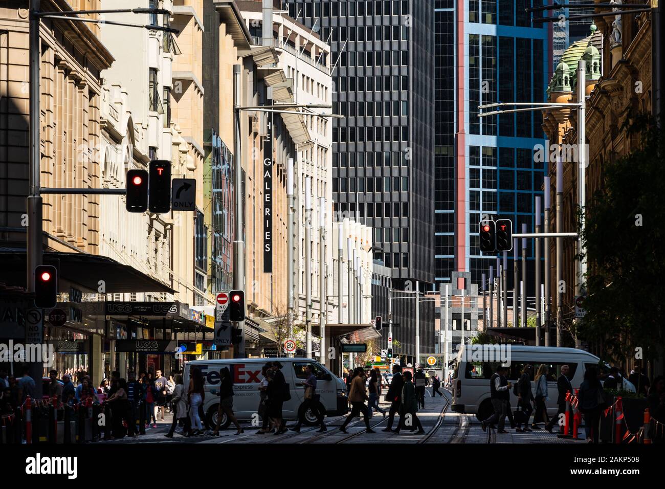 Sydney, Australien - 02 Oktober 2019: Fußgänger die Straße überqueren in der geschäftigen Innenstadt von Sydney in Australien größte Stadt Stockfoto