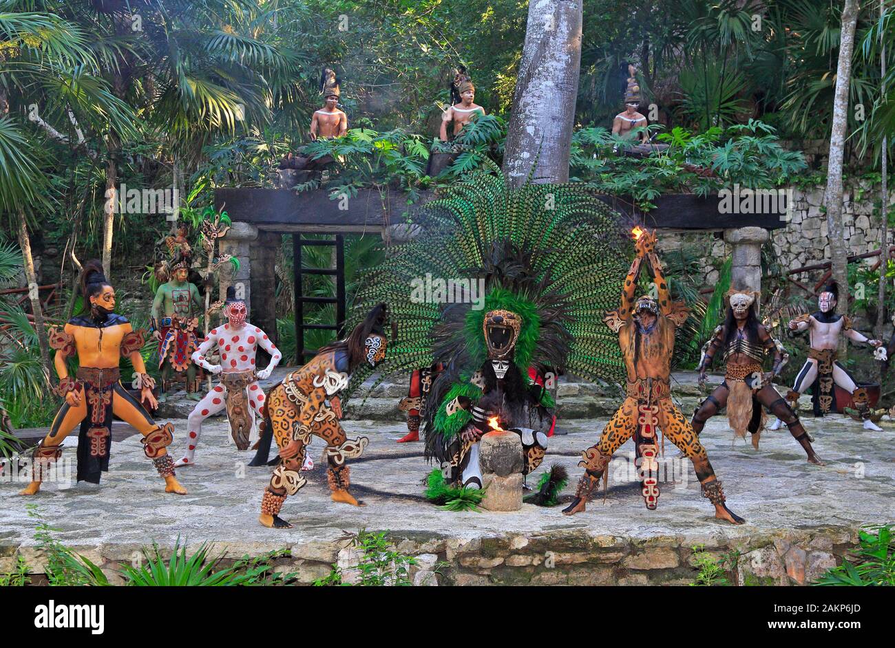 Pre-Hispanic Maya amerindian People Performance in den Dschungel, Mexiko. Stockfoto