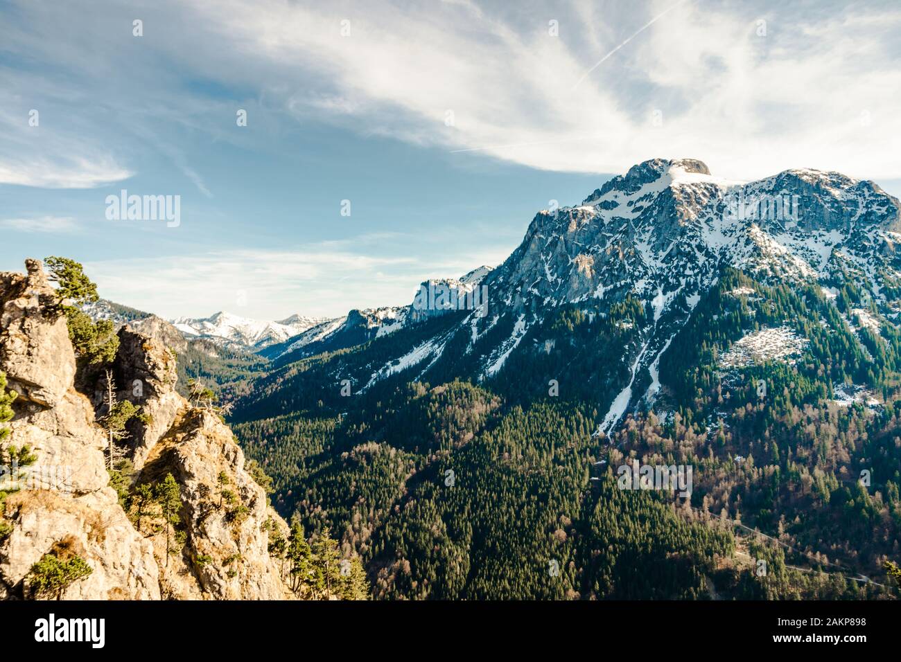 Schöner Blick auf die Berge mit Schnee und Bäumen Stockfoto