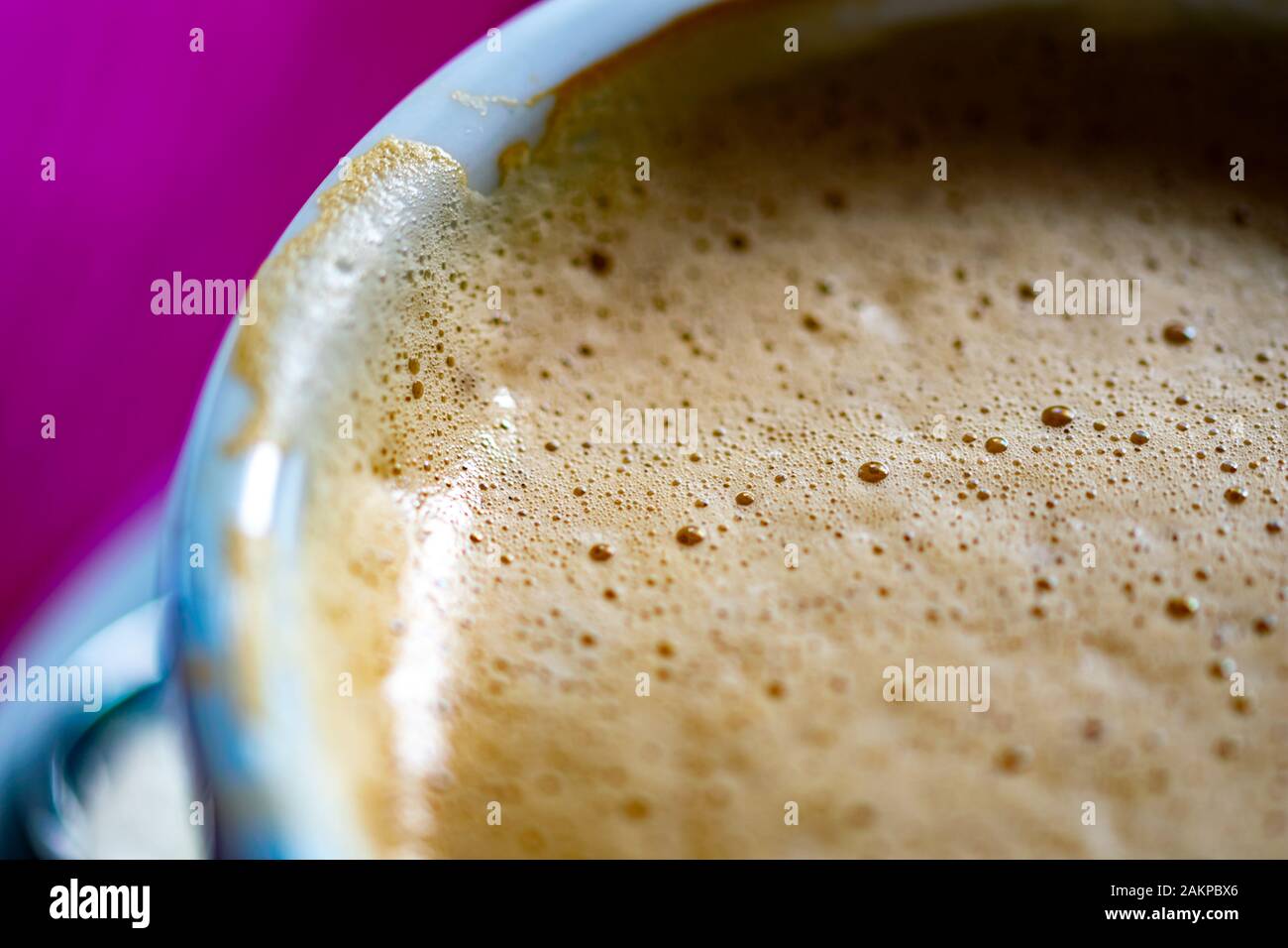 Ein Makrobild des Schaumstoffs auf einem frisch zubereiteten Kaffee Stockfoto