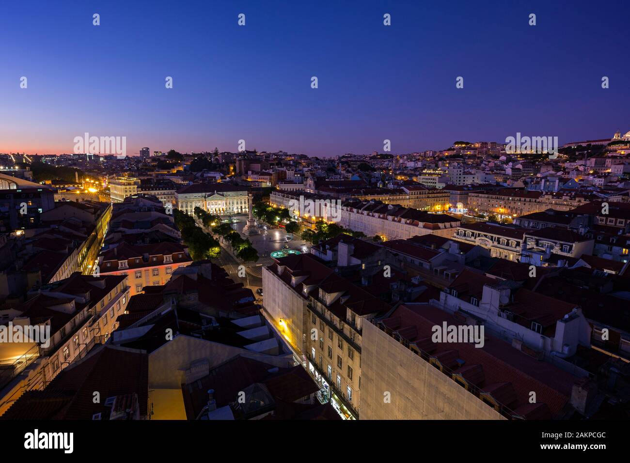 Blick auf den Rossio-Platz (Praca do Rossio), die historischen Bezirke Baixa und Alfama und darüber hinaus in Lissabon, Portugal, am Abend. Stockfoto