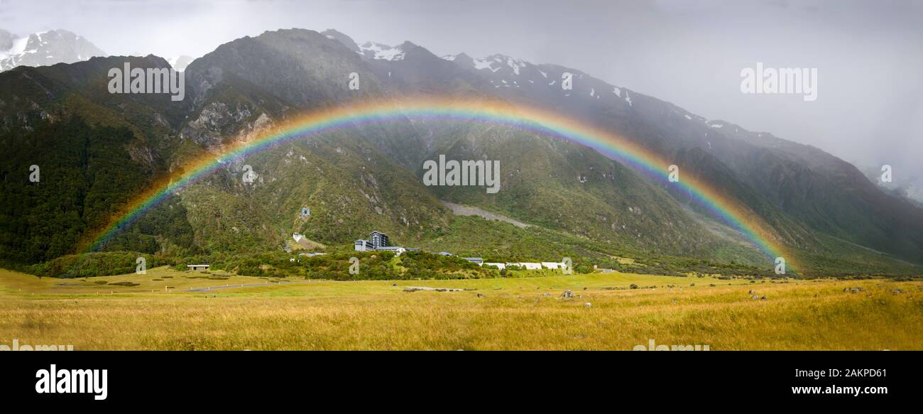 Regenbogen am Mt Cook Village, Südinsel, Neuseeland Stockfoto