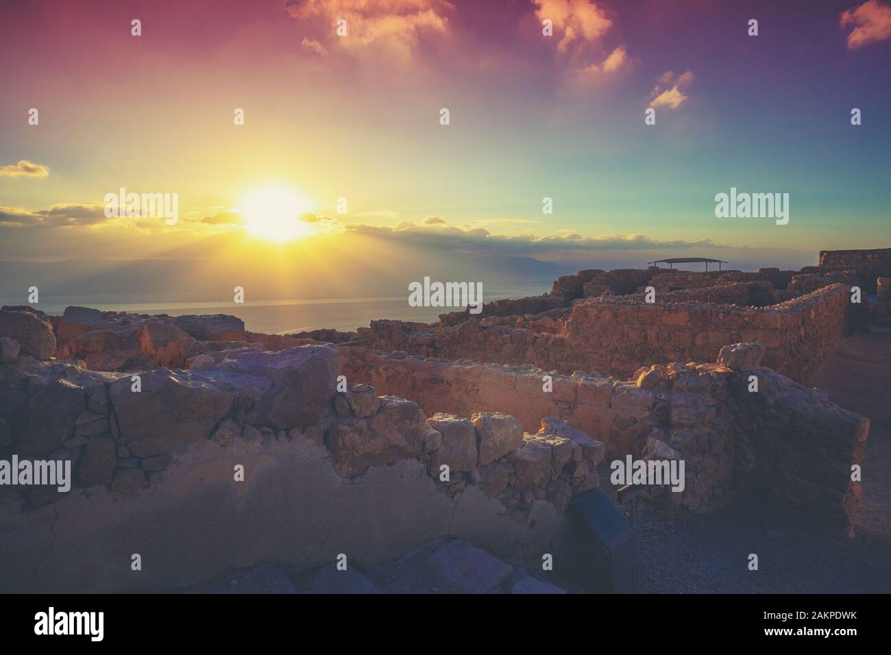 Schönen Sonnenaufgang über der Festung Masada. Die Ruinen des Palastes von König Herodes in der Judäischen Wüste. Israel Stockfoto