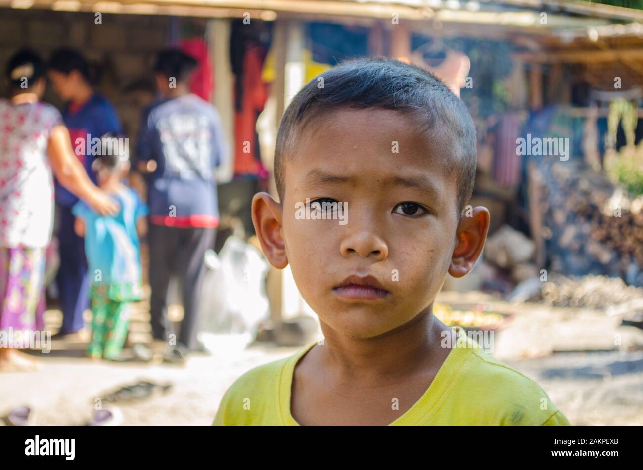 Unidentifizierte junge Thai-Junge posieren leider mit Gesicht Stockfoto