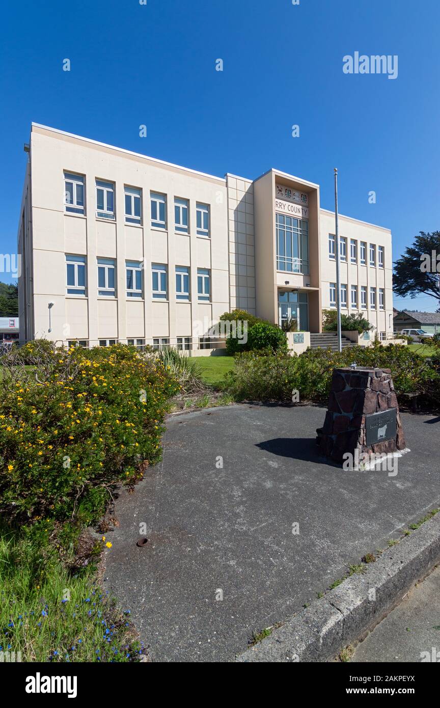 Gold Beach, Oregon - 7. Mai 2017: Das Curry County Courthouse wurde im Jahr 1958 abgeschlossen Stockfoto