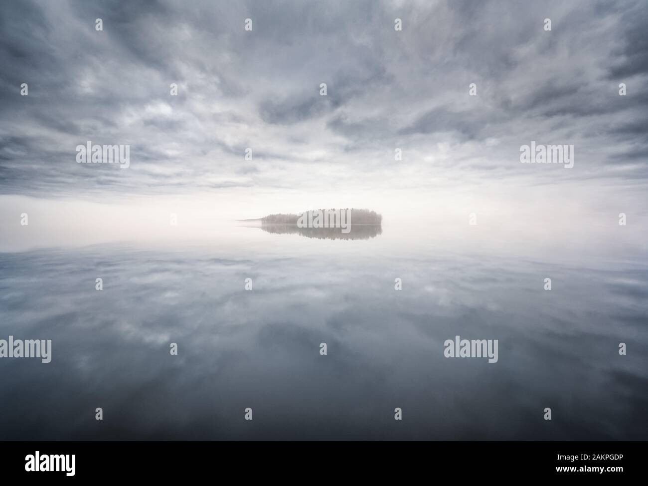 Ruhige Insellandschaft mit dramatischen Wolken und Himmel am Herbstmorgen in Finnland Stockfoto