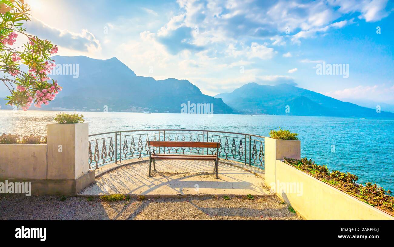 Sitzbank am Seeufer in Comer See Landschaft bei Sonnenuntergang. Bellagio Italien Europa Stockfoto