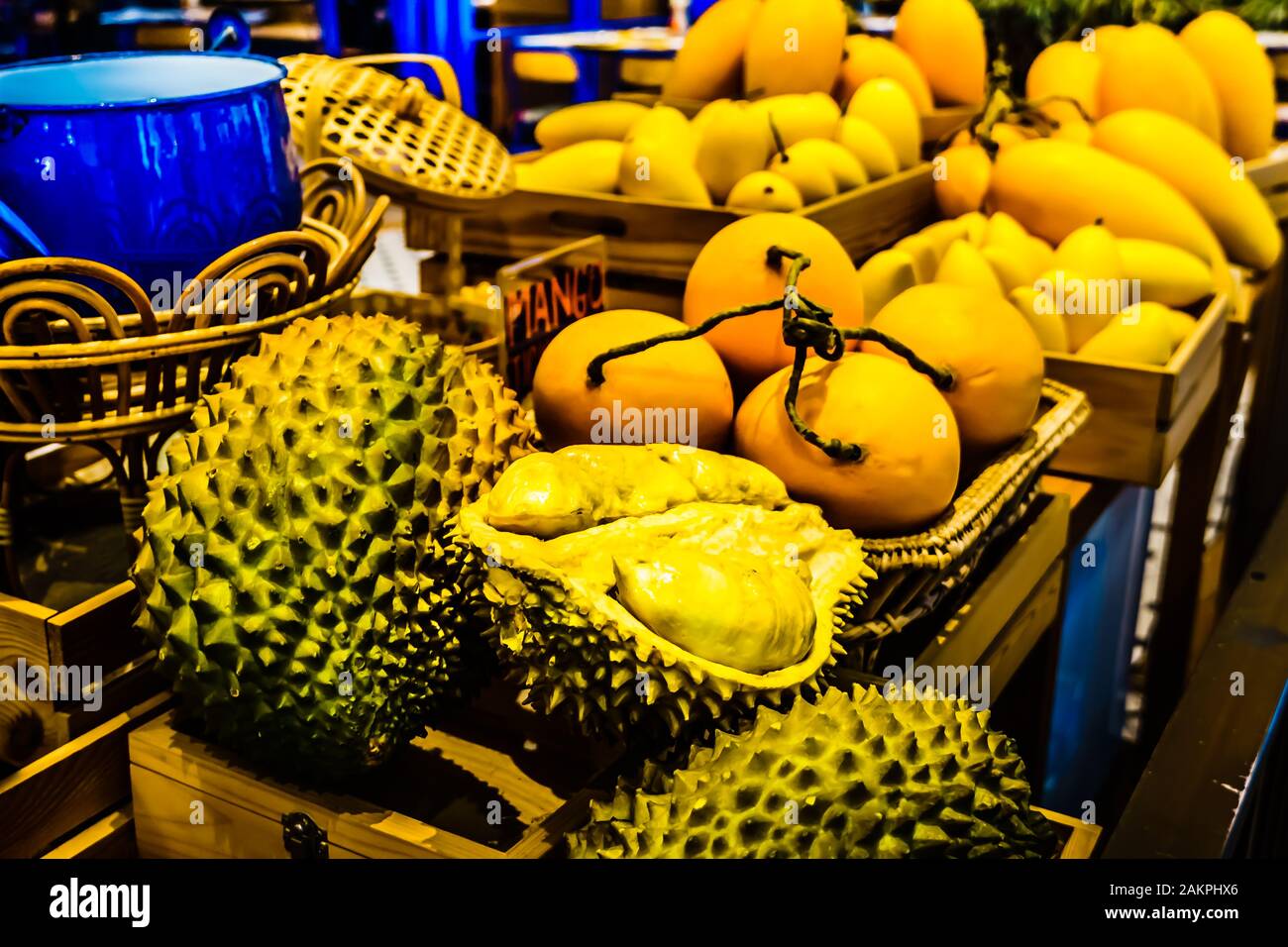 Durians und Mango verkaufen auf dem Stall auf dem Markt von Bangkok, Thailand. Stockfoto