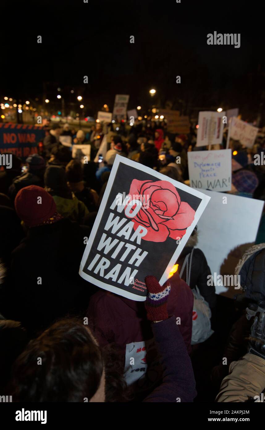 Cambridge, Massachusetts, USA. 9 Jan, 2020. Hunderte von "Kein Krieg mit Iran "die Demonstranten auf der Massachusetts Avenue versammelt, auf der anderen Straßenseite von der Harvard University als Teil von bis zu 300 Proteste in den Vereinigten Staaten organisiert von MoveOn.org. Foto von Chuck Nacke/Alamy Leben Nachrichten. Stockfoto