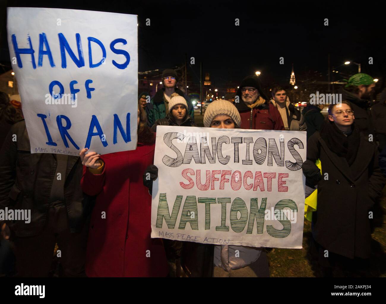 Cambridge, Massachusetts, USA. 9 Jan, 2020. Hunderte von "Kein Krieg mit Iran "die Demonstranten auf der Massachusetts Avenue versammelt, auf der anderen Straßenseite von der Harvard University als Teil von bis zu 300 Proteste in den Vereinigten Staaten organisiert von MoveOn.org. Stockfoto