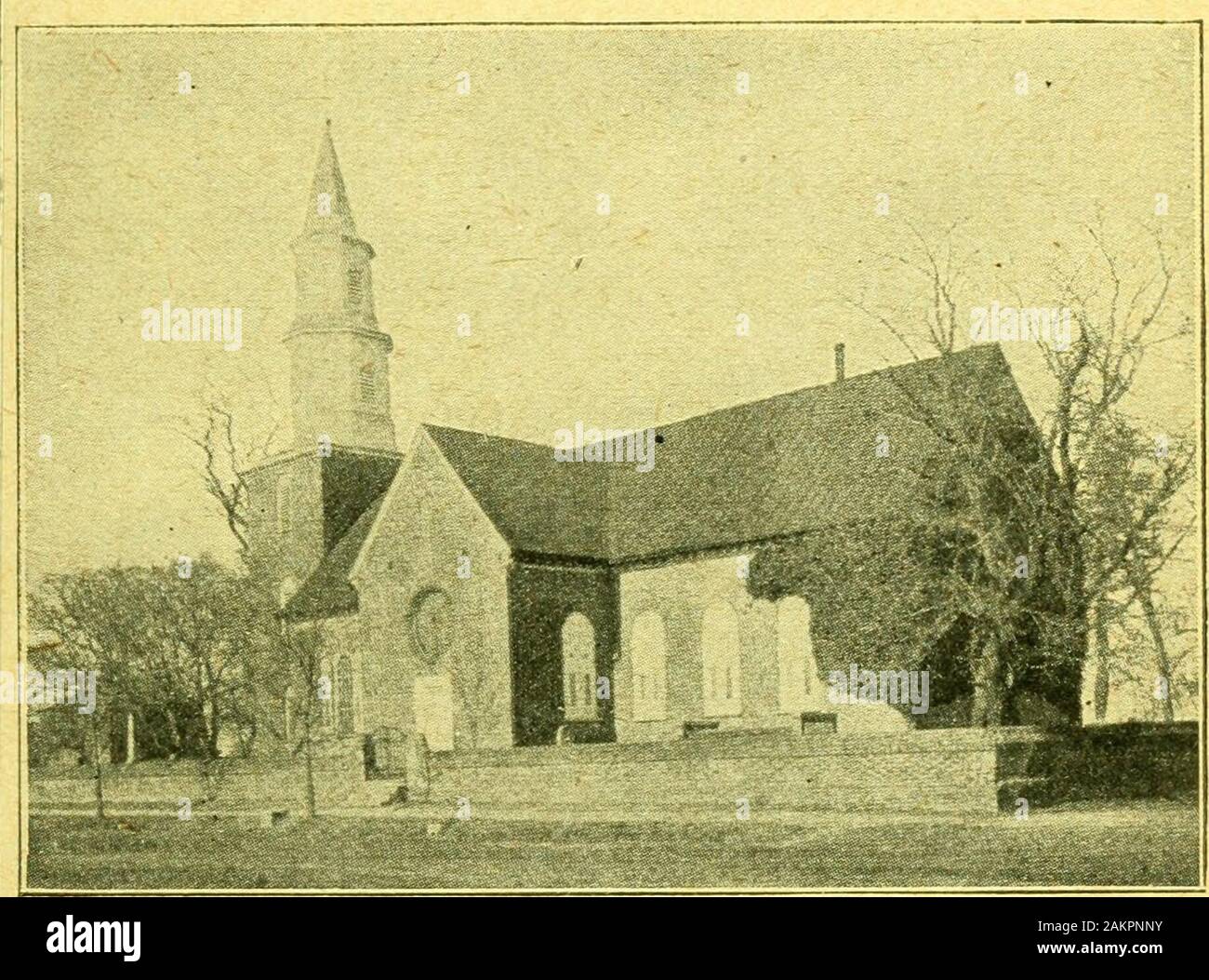 Laird & Lee's Guide zu historischen Virginia und die Jamestown centennial.. vollständige Statistiken und Rundfahrt. . S und die Mitglieder des House of Burgesses; die Harrisons, Pen-dletons, Patrick Henry, der Randolphs, Lees andmanv andere illustre Würdenträger und von diesem churchemanated die religiösen, sozialen und politischen Leben thatcharacterized der alten Herrschaft. Bruton Kirche, offenbar aus Bruton, Somerset, England, der Heimat des Reg benannt. Berkeley, wasfounded im Jahr 1632. Vor 1665 gab es eine smallframe Kirche ist wenig bekannt, aber der zweiten Kirche, gebaut von Backstein, errichtet auf dem l Stockfoto