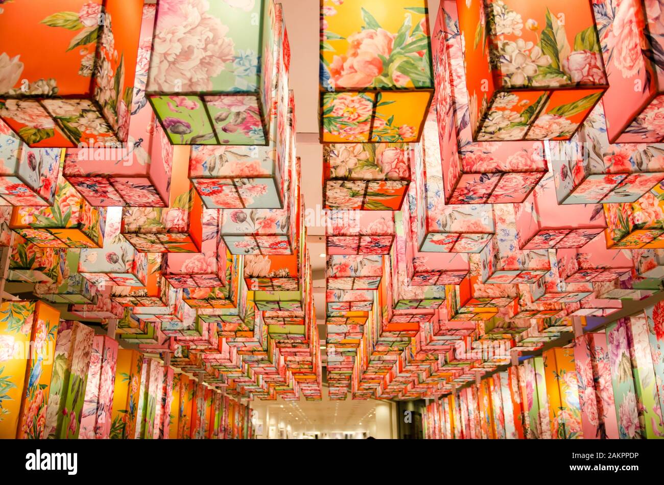Chinesische Lampe Mit Blumenmuster Hangt Auf Dem Dach Stockfotografie Alamy