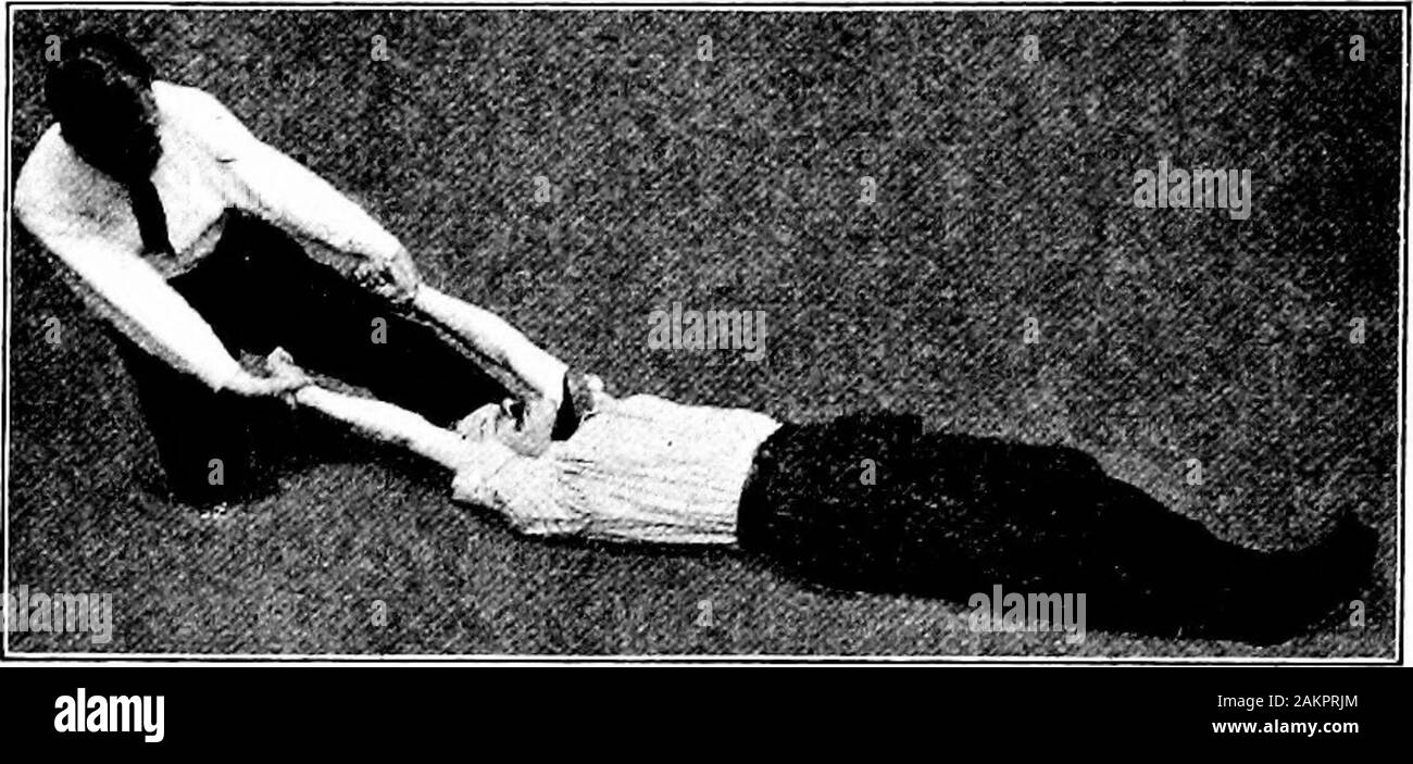 Unfälle und Notfälle; ein Handbuch der Behandlung von chirurgischen und medizinischen Notfällen in Abwesenheit eines Arztes.. stark nach vorn mit beiden Daumen, auf sie angewendet wird nur in frontof die Lappen der Ohren. Man stellt sich nun, ruht auf einem Knie, hinter thehead, ergreift mit beiden Armen, die an den Ellbogen, nearthe Handgelenke verbogen wurden, mit seinem Daumen nach innen (siehe Abb. I), andsweeps horizontal Rund, vom Körper weg und über Kopf, steigende und lehnte sich zurück, damit eine gute, starke • • Die Beratung etwas unter die Schultern in früheren Ausgaben gegeben zu setzen Stockfoto