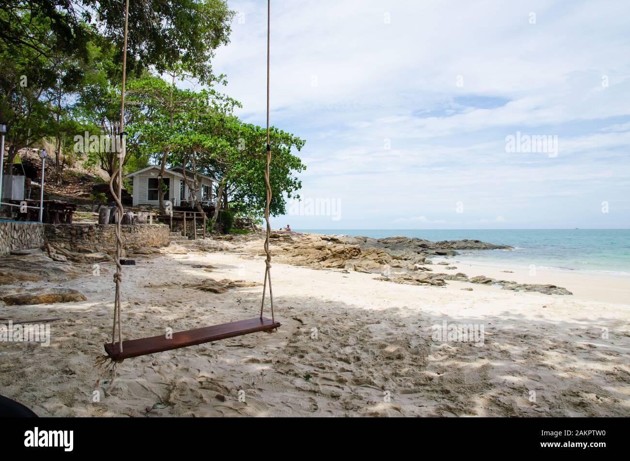 Schaukel hängen am Baum am Strand mit Meeresgrund Stockfoto